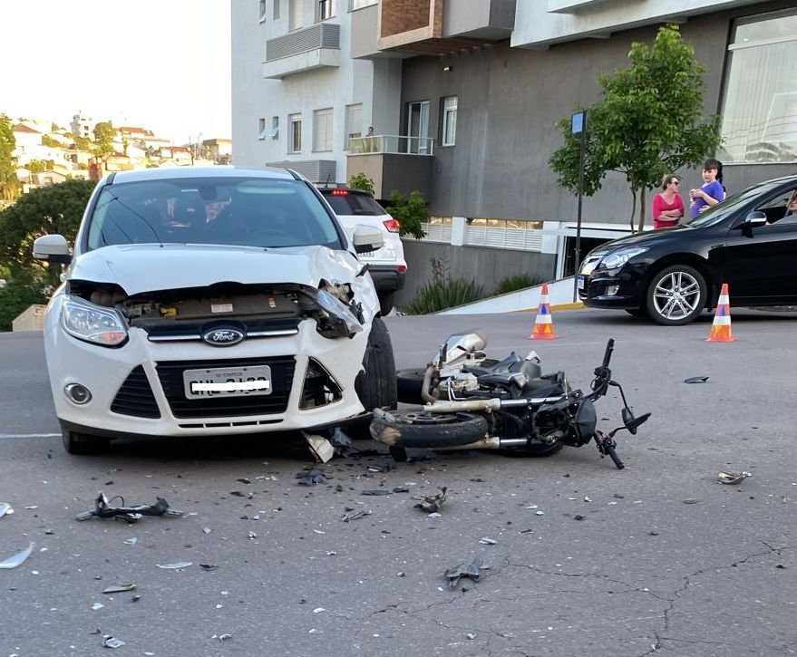 Motociclista sofre ferimentos graves após acidente 