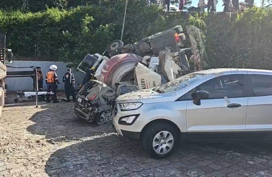 Caminhão despenca de barranco e atinge três veículos 