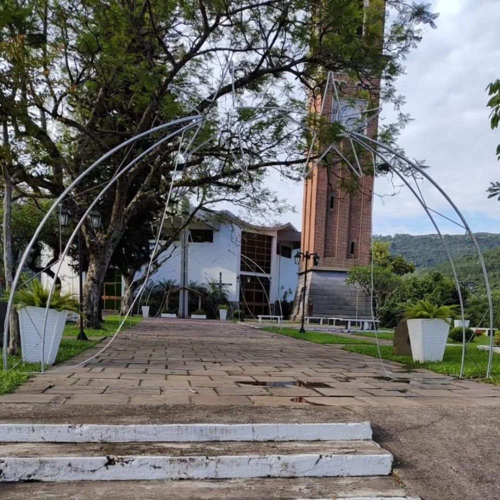  Vândalos estragam decoração de Natal em Santa Tereza