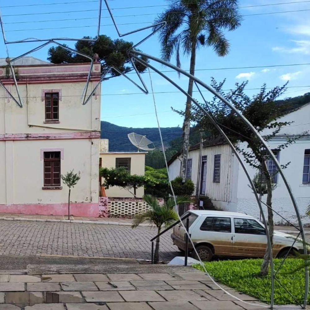  Vândalos estragam decoração de Natal em Santa Tereza