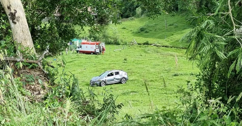 Após colisão com caminhão veículo capota em Garibaldi 