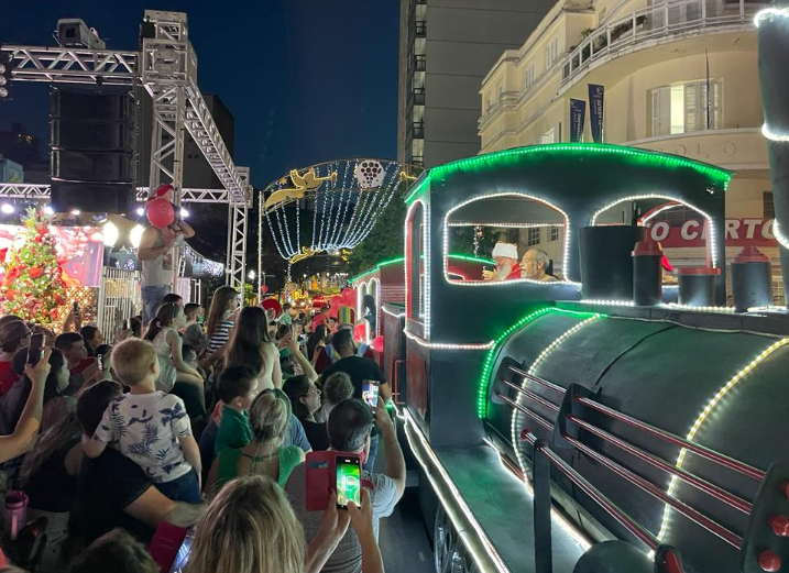 Papai Noel chega de trem para abertura do Natal Bento