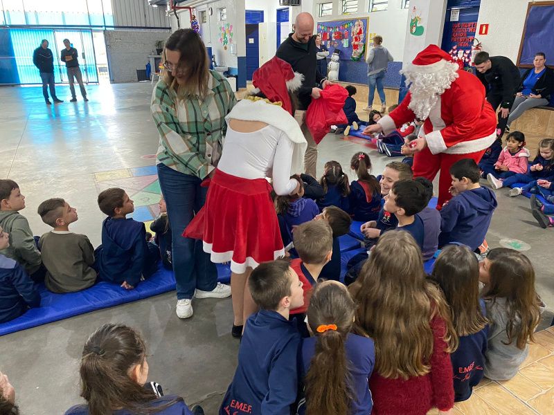  Papai e Mamãe Noel realizam visita nas escolas de Garibaldi