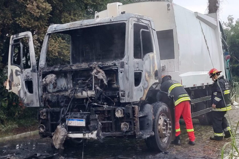 Caminhão de lixo pega fogo durante a coleta em Garibaldi