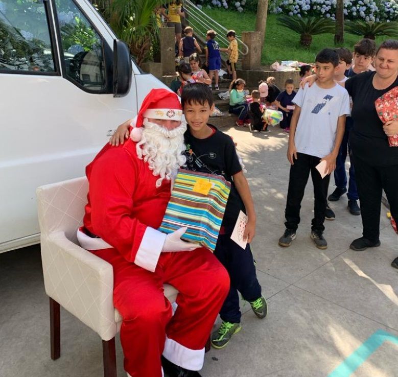 Papai Noel visita a gurizada do Centro Social São José 