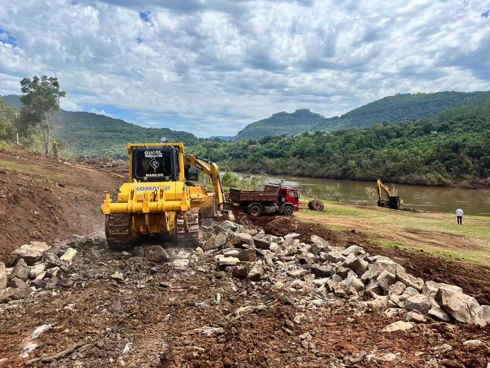 Seguem obras para acesso à balsa em Bento Gonçalves