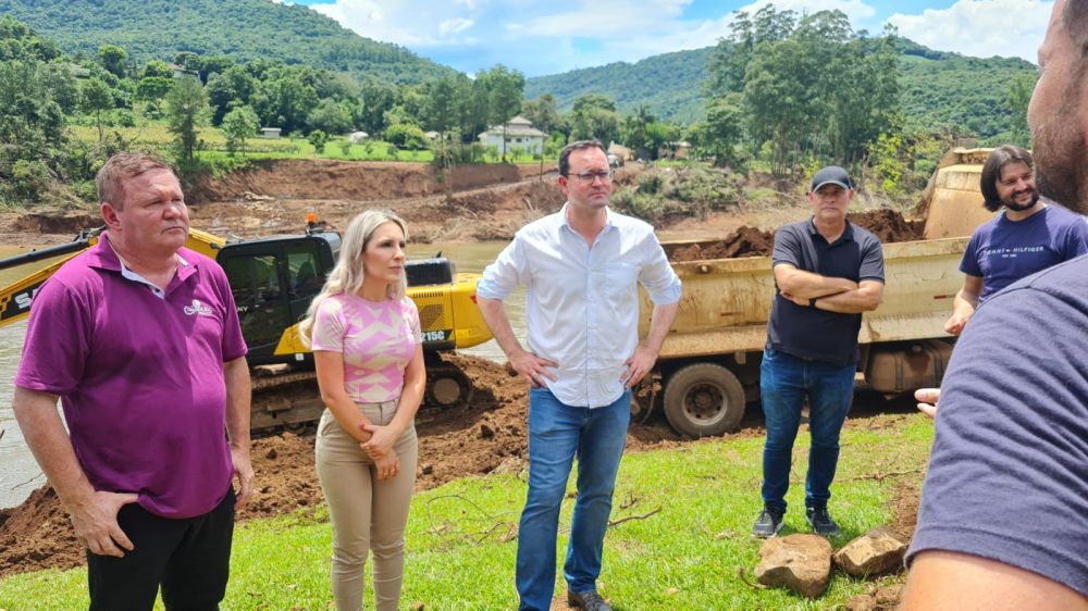 Seguem obras para acesso à balsa em Bento Gonçalves