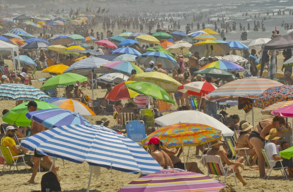 Primeiro dia do verão leva veranistas ao mar