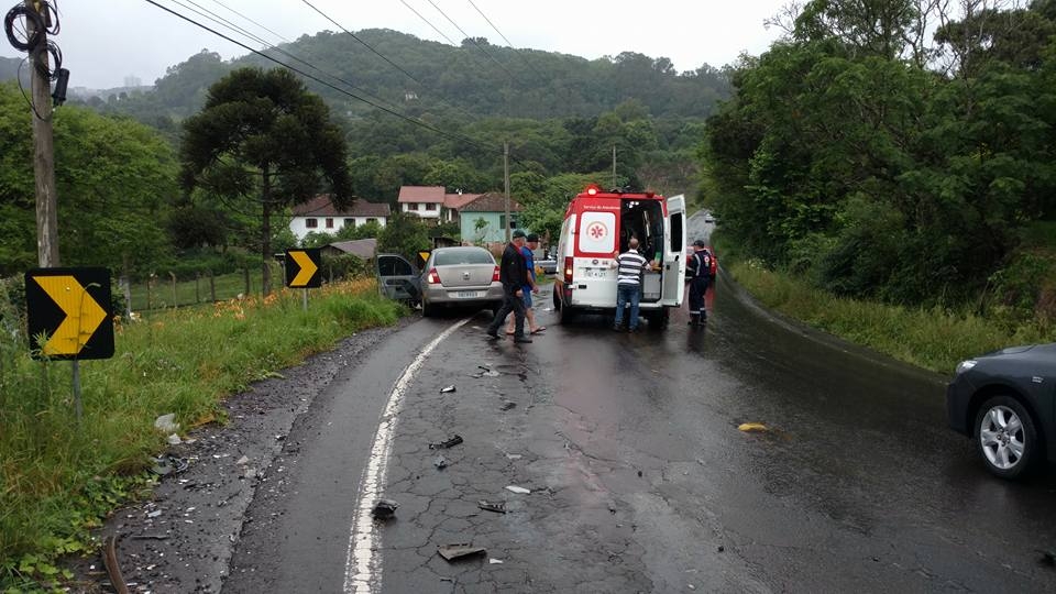 Dois ficam feridos em acidente na ERS-444 no Vale dos Vinhedos