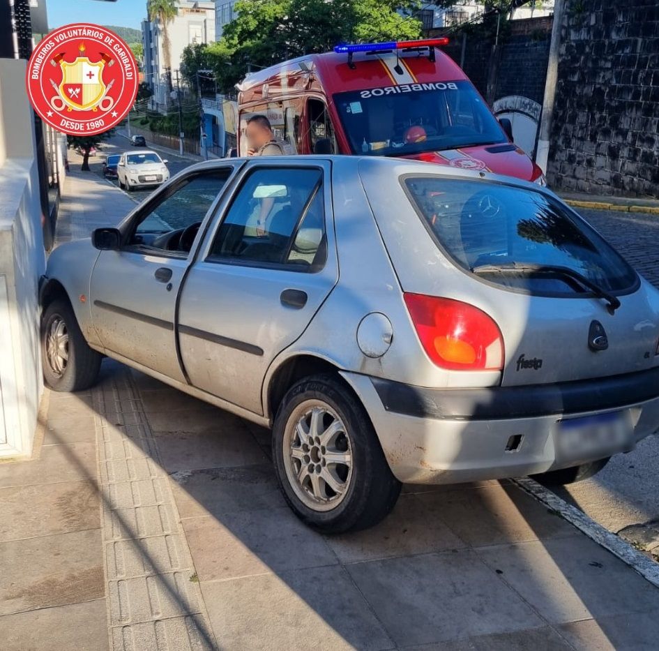 Condutor sofre ferimentos após colisão contra um muro