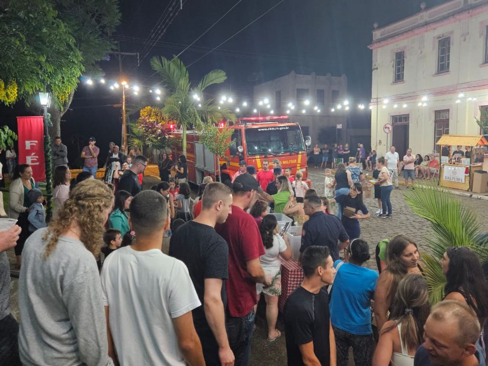  Bombeiros Militares entregam brinquedos em Santa Tereza 