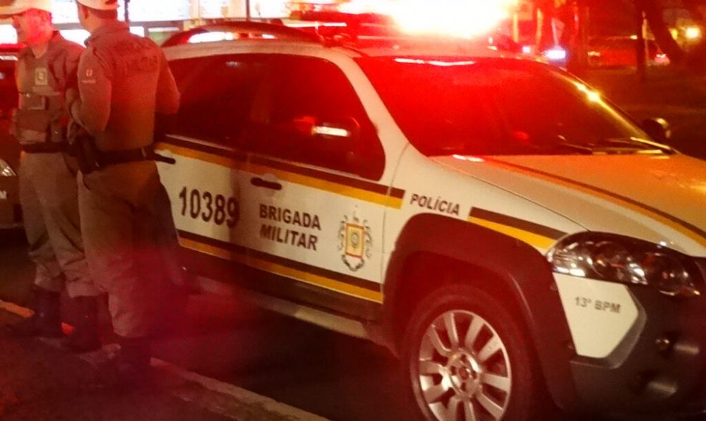 Homem embriagado arruma briga e abandona filho