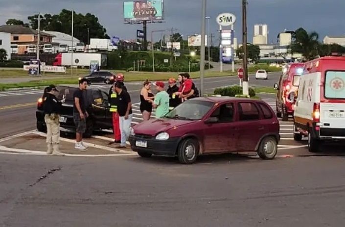  Colisão entre dois veículos deixa uma pessoa ferida