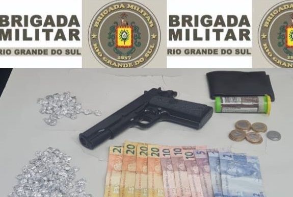  Dupla é flagrada com 139 pedras de crack e arma de brinquedo