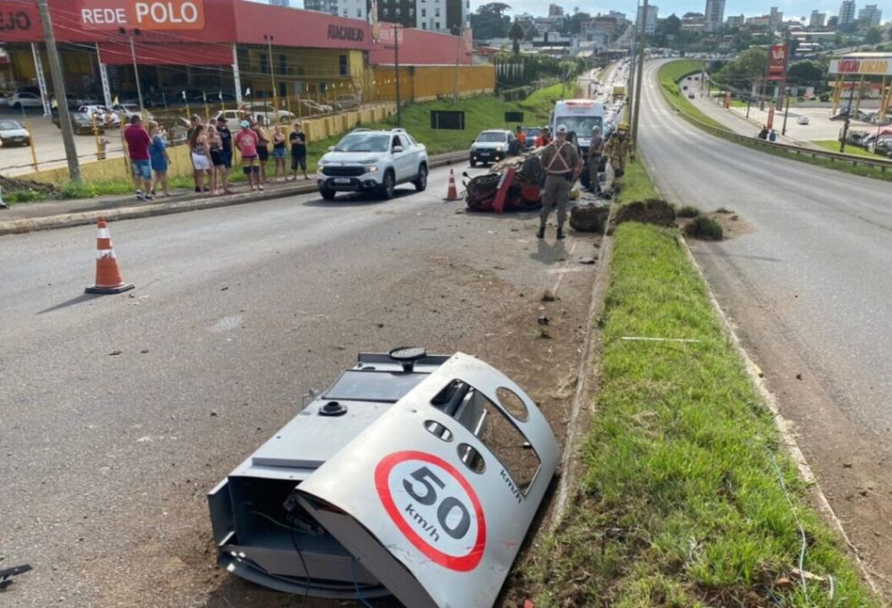  Condutor derruba lombada eletrônica após colisão