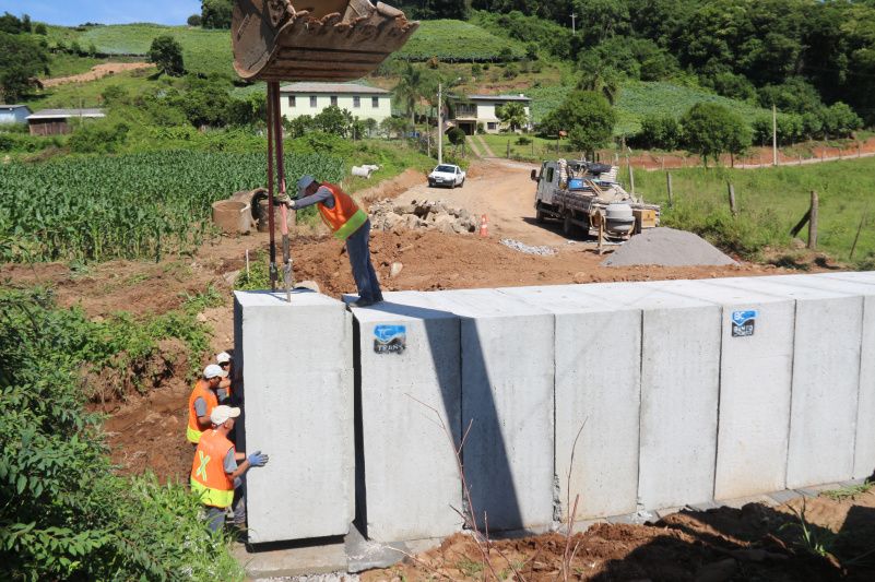  Instalação das galerias de drenagem segue em São Roque