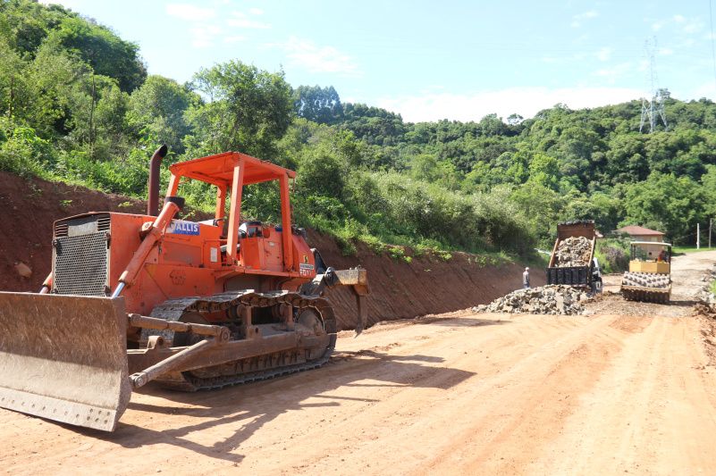  Instalação das galerias de drenagem segue em São Roque