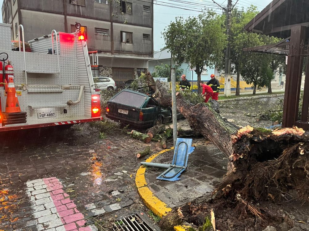  Temporal provoca danos e deixa dois feridos em Garibaldi