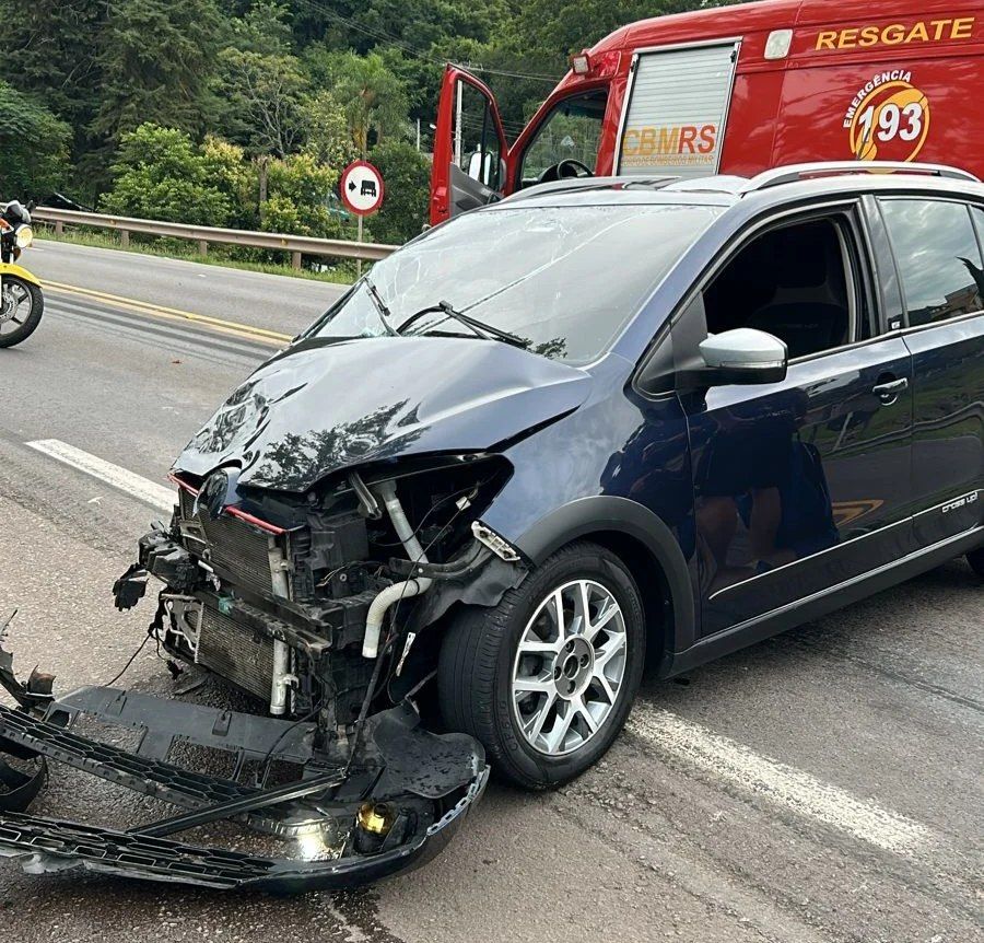 Acidente na Garibaldina resulta em duas pessoas feridas