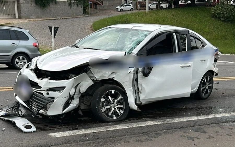 Acidente na Garibaldina resulta em duas pessoas feridas