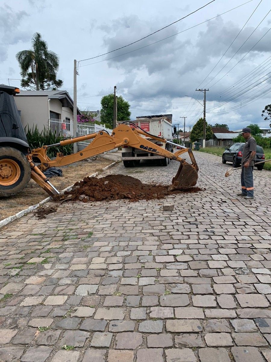  Inicia a pavimentação da Rua Fioravante Baldasso, em Barbosa