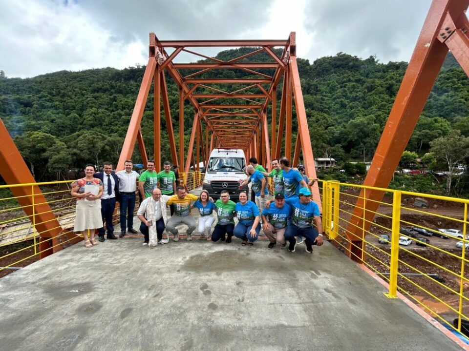 Sem nenhum auxílio dos governos Estadual e Federal, Nova Roma inaugura ponte