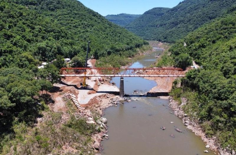 Sem nenhum auxílio dos governos Estadual e Federal, Nova Roma inaugura ponte