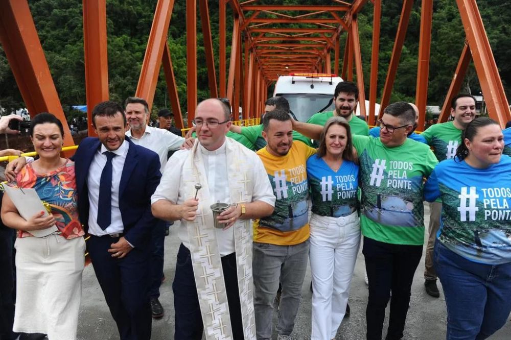 Sem nenhum auxílio dos governos Estadual e Federal, Nova Roma inaugura ponte