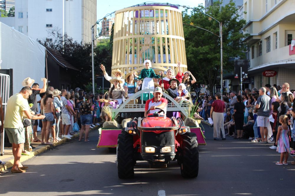 Desfile Cultural marca a programação do Bento em Vindima 