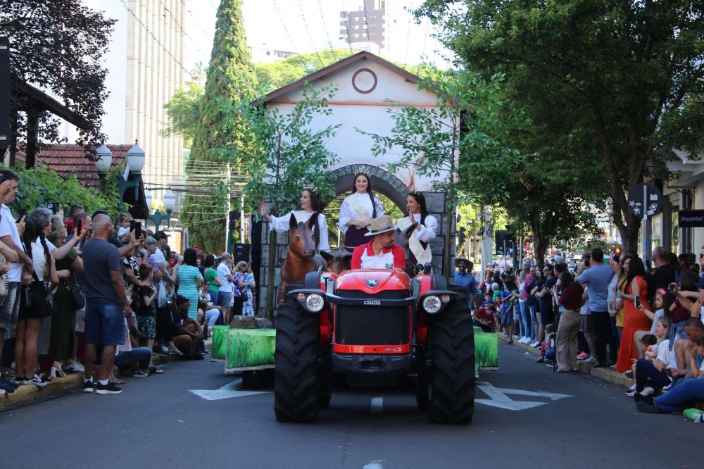 Desfile Cultural marca a programação do Bento em Vindima 