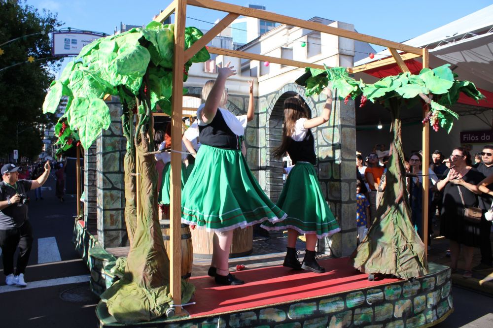 Desfile Cultural marca a programação do Bento em Vindima 