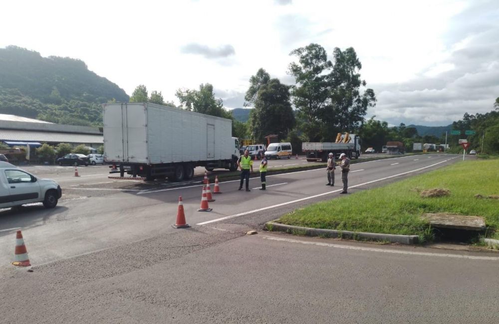  Trânsito segue em meia pista na ERS 122 em São Vendelino 