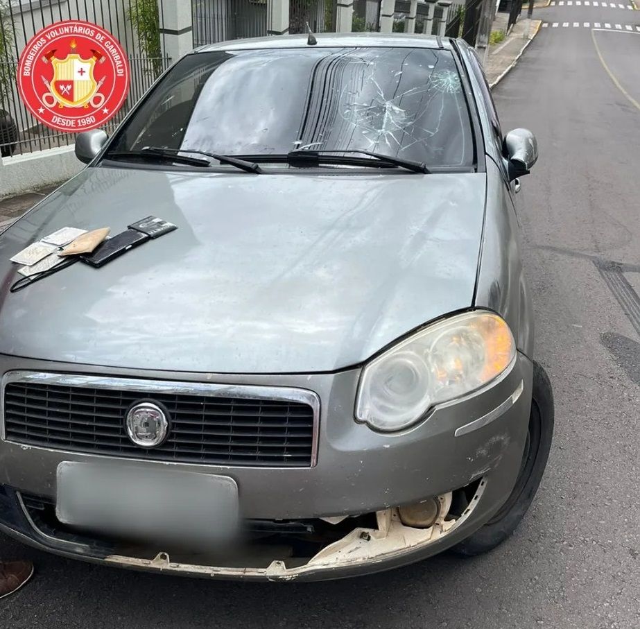 Colisão entre carro e motocicleta resulta em dois feridos