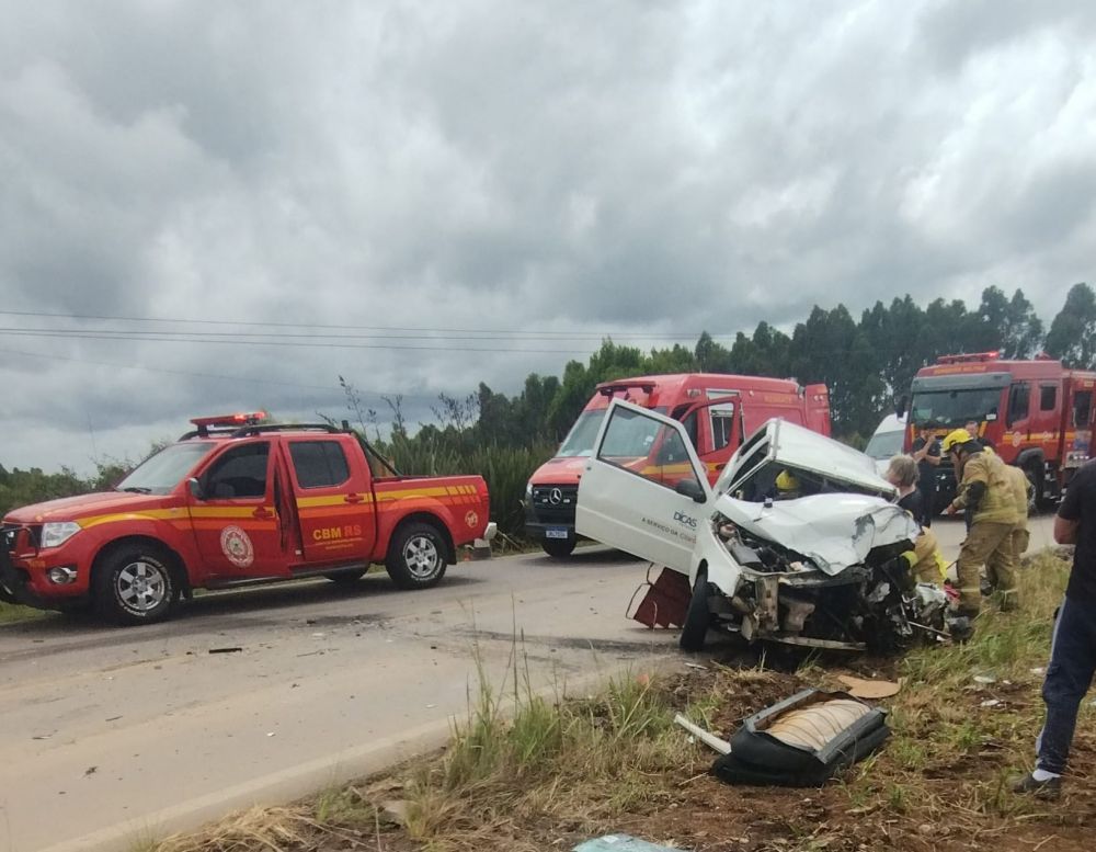  Colisão entre carro e caminhão deixa uma pessoa ferida gravemente 