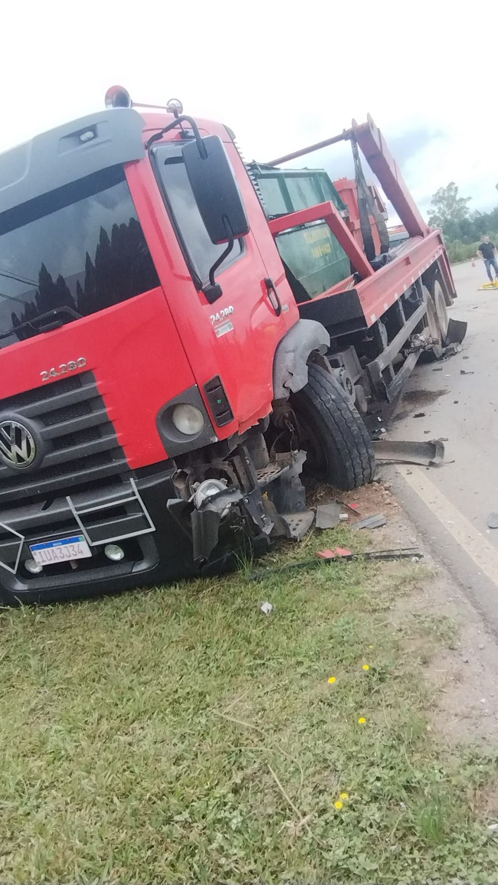  Colisão entre carro e caminhão deixa uma pessoa ferida gravemente 