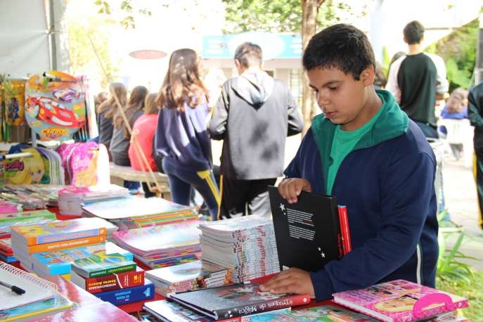 Feira do livro na praça Loureiro da Silva em Garibaldi