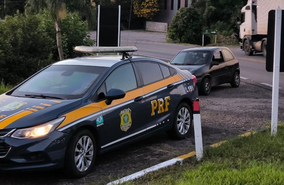  Motorista alcoolizado é preso após fazer "zigue-zague" na BR 470