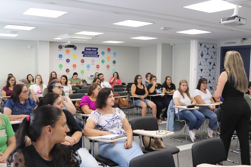  Profissionais da educação recebem formação na volta às aulas