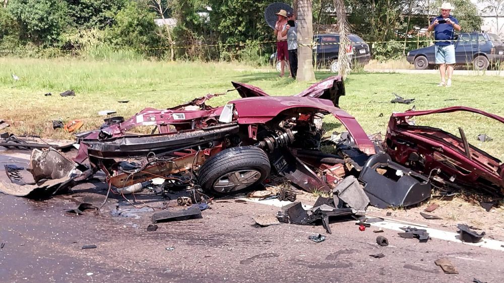 Carro se parte em dois após acidente com carreta em Santo Antônio de Castro