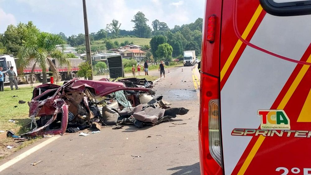 Carro se parte em dois após acidente com carreta em Santo Antônio de Castro