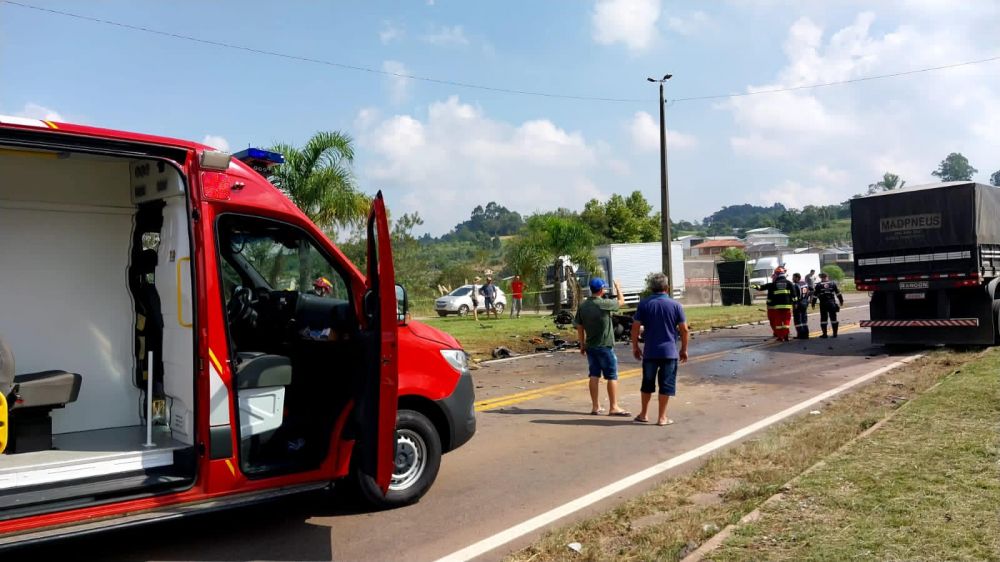 Carro se parte em dois após acidente com carreta em Santo Antônio de Castro