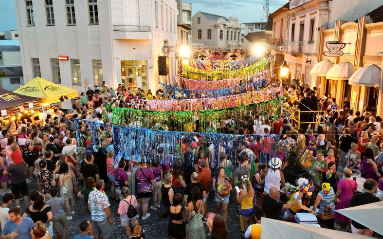 Bloco do Bepi arrasta multidão de foliões em Garibaldi 