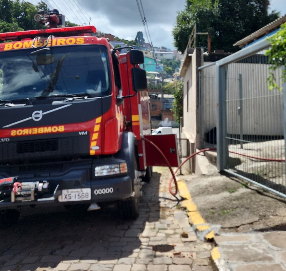  Incêndio danifica residência em Bento Gonçalves
