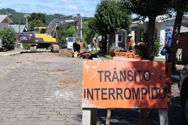  Seguem as obras para prolongamento da Rua Luiz Furlanetto