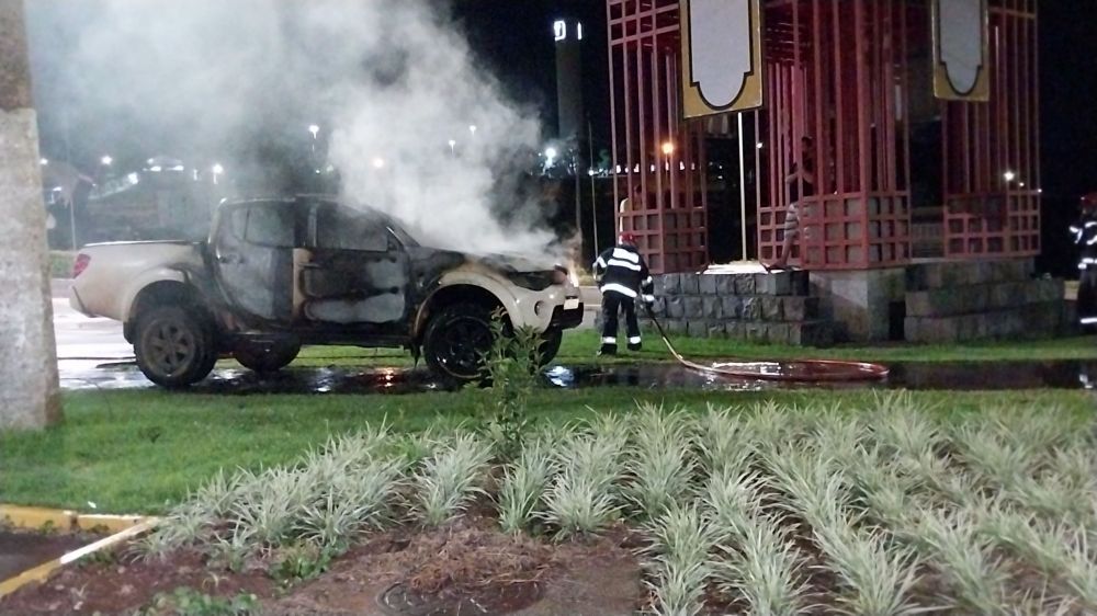  Caminhonete fica destruída pelo fogo em Carlos Barbosa 