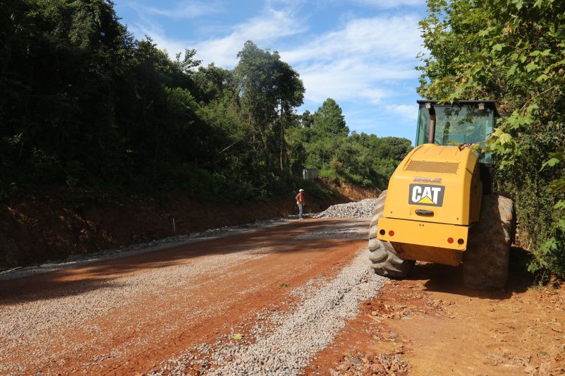 Pavimentação da via entre São Roque e Marcorama avança 