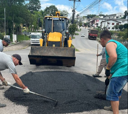 Prefeitura segue com trabalhos de manutenção em Bento