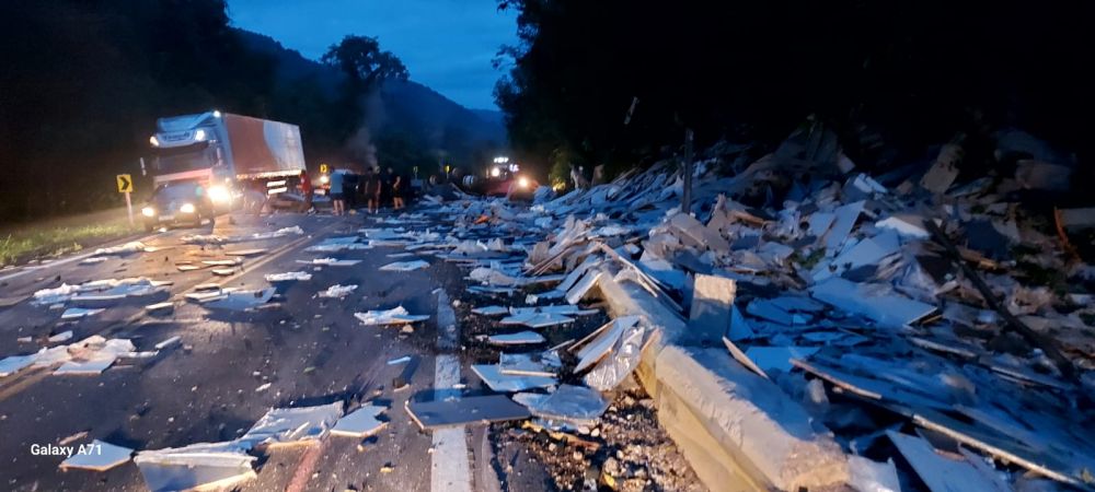  Carreta tomba e provoca morte em Carlos Barbosa 