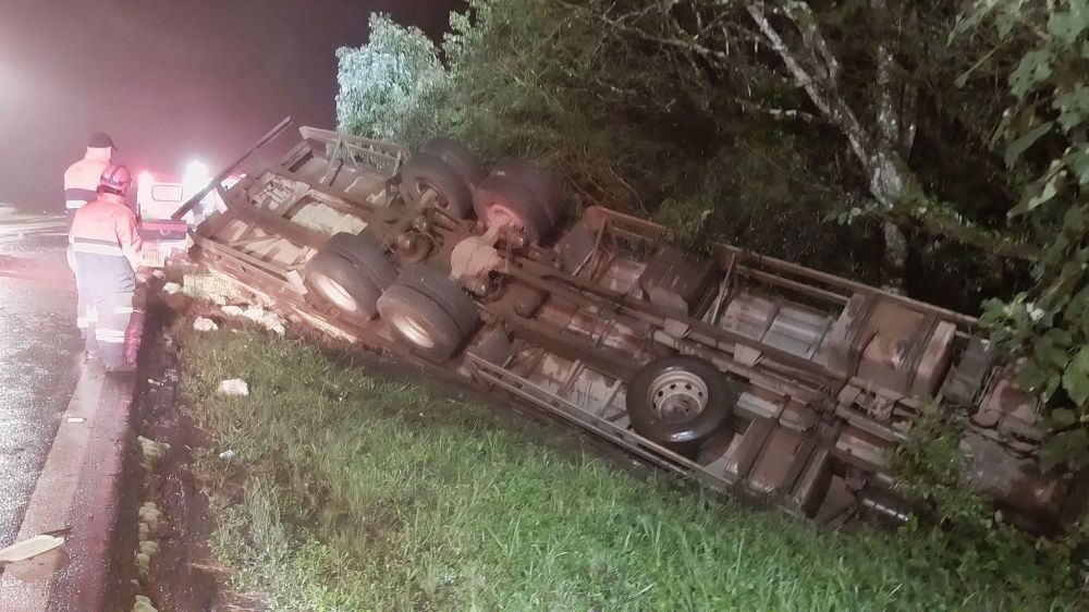 Tombamento de caminhão deixa uma pessoa ferida