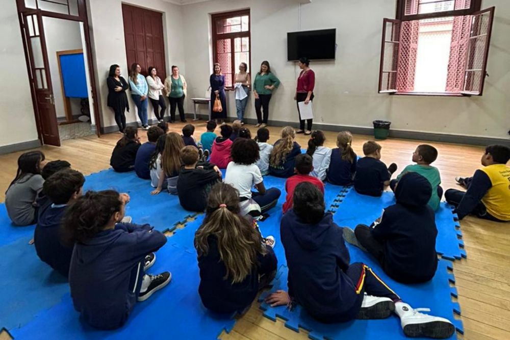  Apeme Mulher entrega camisetas para crianças do Centro Social 